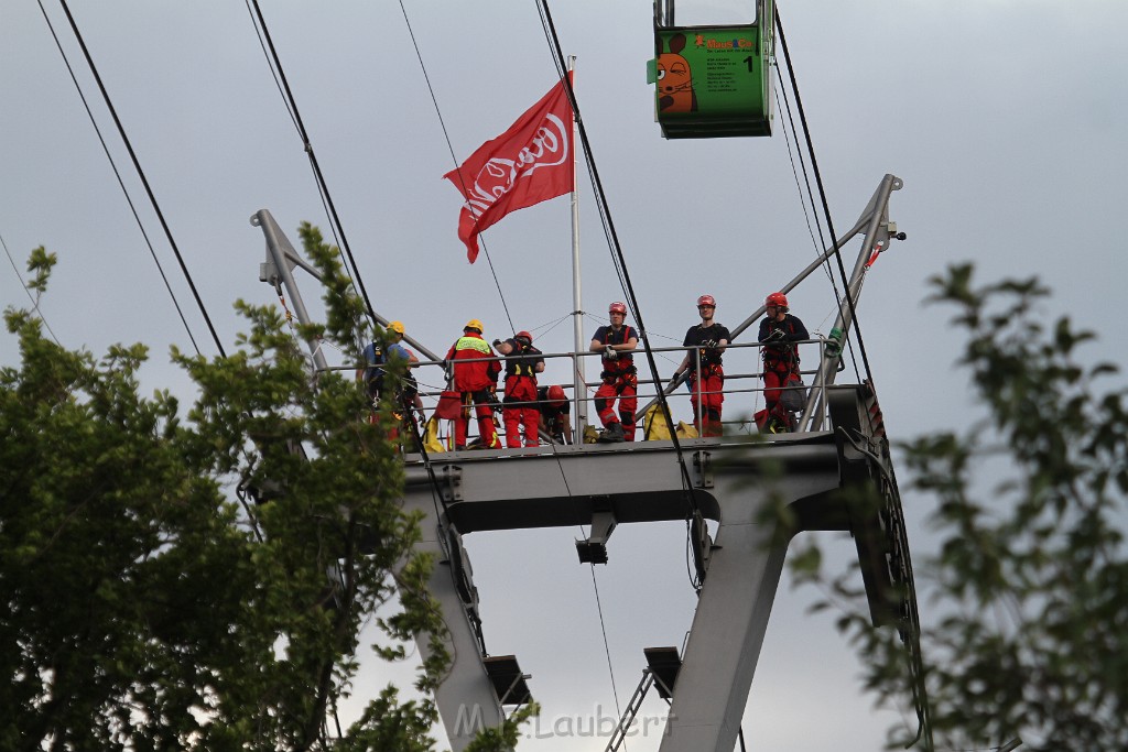 Koelner Seilbahn Gondel blieb haengen Koeln Linksrheinisch P593.JPG